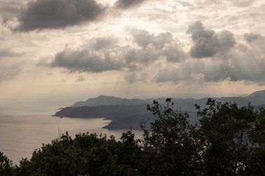 Bir dağdan gün batımında Bask sahilinin panoramik manzarası