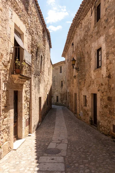 Rua Pedra Estreita Cidade Medieval Amigos Costa Brava Dia Ensolarado — Fotografia de Stock