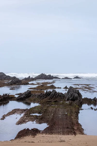 파도가 바스크 해안의 썰물에 바위가 — 스톡 사진