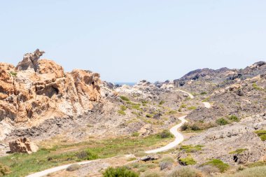 Sıcak bir yaz gününde, Creus 'un içinde yalnız bir yol.