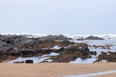 Her gün sopelana 'nın kayalık sahillerinde Bask ülkesinde dalgalar var.