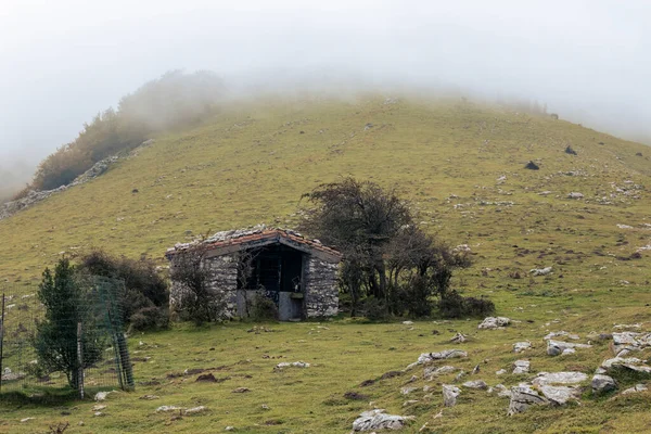 Anboto Dağı Nın Tepesinde Küçük Bir Taş Inziva Yeri — Stok fotoğraf