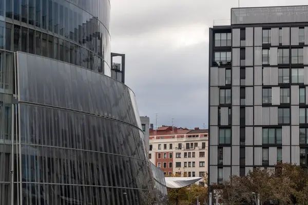 Modern Kontorsbyggnad Staden Bilbao — Stockfoto
