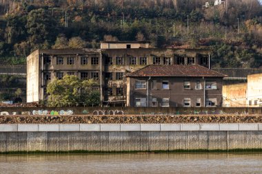 Bilbao 'daki Nervion Nehri üzerindeki terk edilmiş sanayi binası.