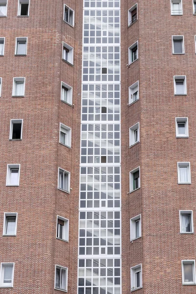 ビルバオの赤レンガのアパートの建物 — ストック写真