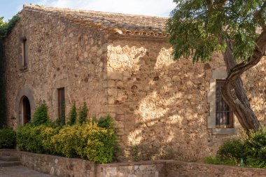 Bir yaz günü Costa Brava 'daki Katalan kasabasındaki eski taş ev.