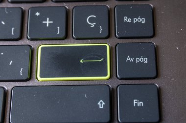 girdisi olan siyah bir bilgisayar anahtarı