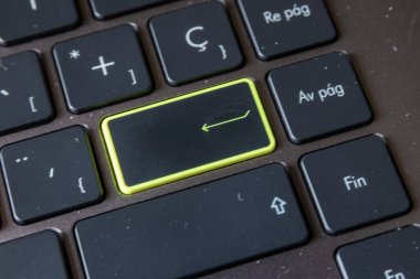 girdisi olan siyah bir bilgisayar anahtarı