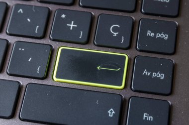 ente ile siyah bir bilgisayar tuşları