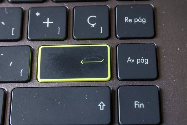 girdisi olan siyah bir bilgisayar anahtarı