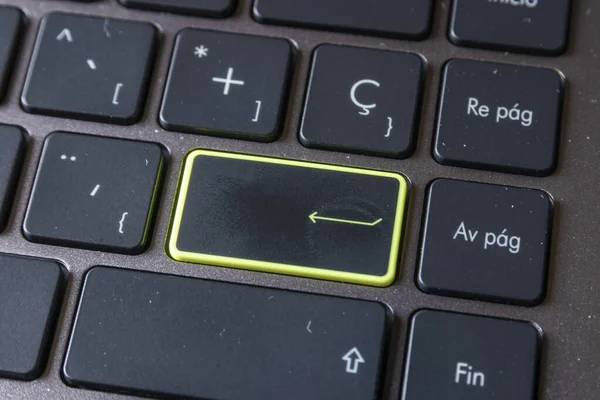 ente ile siyah bir bilgisayar tuşları