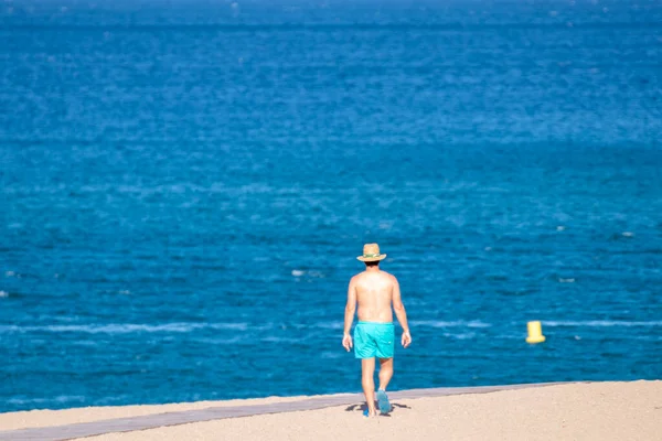 Mężczyzna Spacerujący Plaży Basenie Morza Śródziemnego — Zdjęcie stockowe