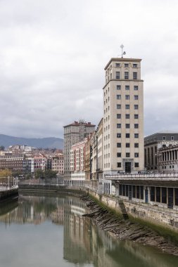 İspanya 'nın kuzeyindeki Ria de Bilbao kıyısında eski bir bina.