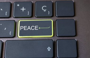 Bir bilgisayar klavyesinin anahtarına yazılan barış