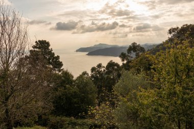 Bask kıyısındaki kayalıklar Bulutlu bir gün