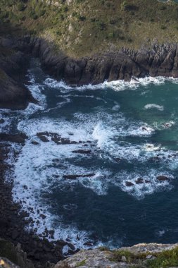 Bask kıyısındaki kayalık koy dalgalarla dolu bir gün