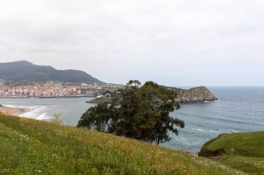 Lekeitio adasının panoramik manzarası bulutlu bir bahar günü