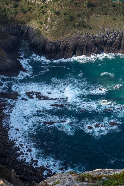 Bask kıyısındaki kayalık koy dalgalarla dolu bir gün