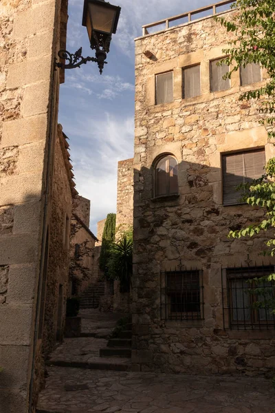 Costa Brava 'nın ortaçağ köyünde dar bir taş sokak.