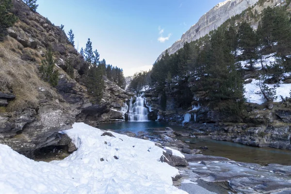 Vodopád Národním Parku Ordesa Španělských Pyrenejích Zimě — Stock fotografie