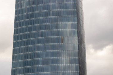 Bilbao 'daki gökdelenler bulutlu bir gün