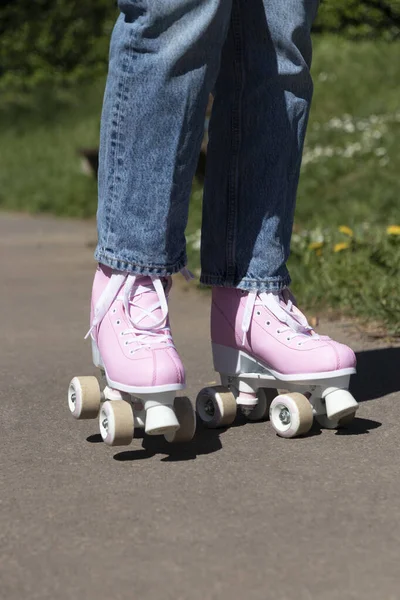 Eisläuferin Jeans Und Rosa Rollschuhen — Stockfoto