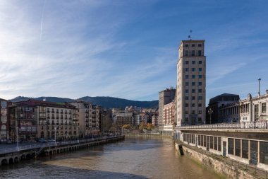 Bilbao şehrinde nehrin yanındaki apartmanda.
