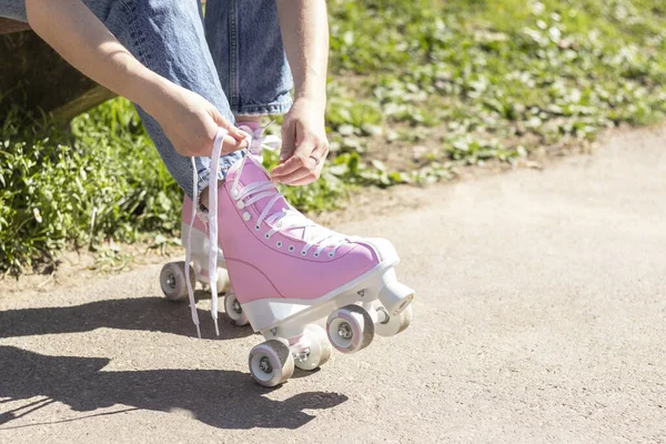 Piernas Una Mujer Atando Patines Rosados — Foto de Stock