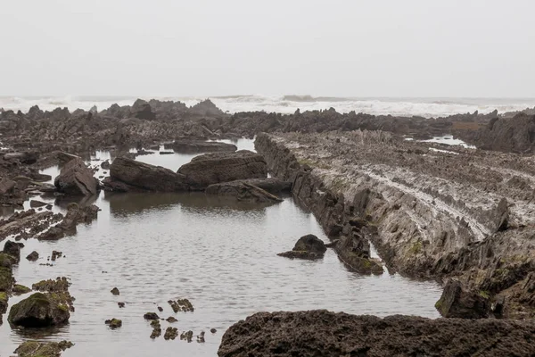 Bask ülkesinde dalgalı kayalık sahil