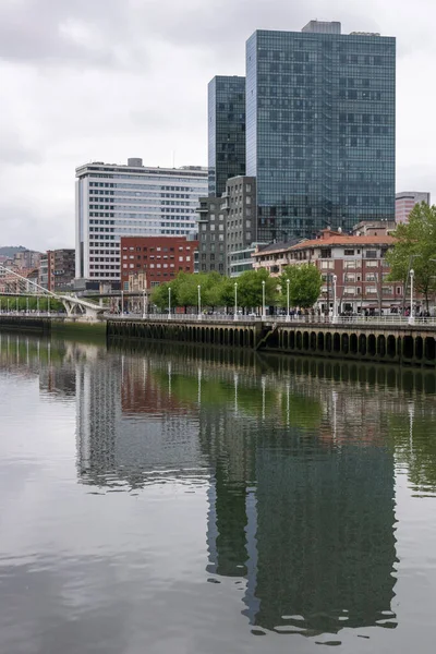 Rascacielos Ria Bilbao Con Puente Peatonal — Foto de Stock