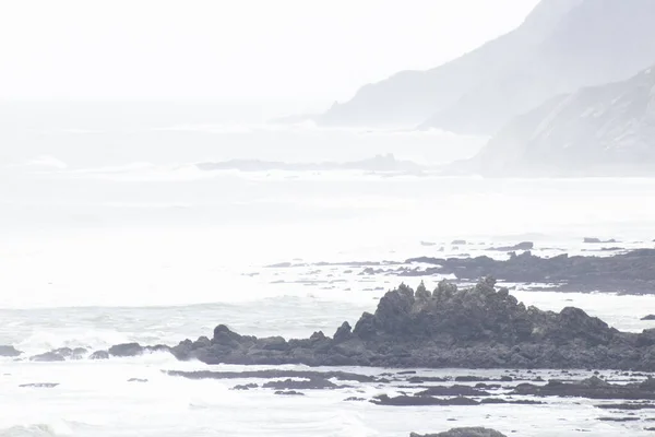 索菲拉纳海滩上的巴斯克地区海岸的岩层 — 图库照片