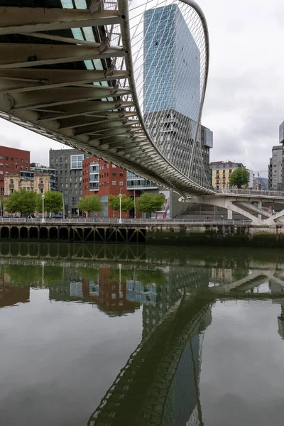 Wolkenkrabbers Ria Bilbao Met Een Voetgangersbrug — Stockfoto