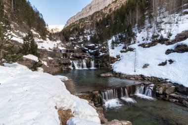 Ordesa Ulusal Parkı 'ndaki şelale kışın İspanyol Pirenesi' nde