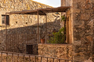 Costa Bravo 'daki Akdeniz kasabasında eski bir taş evde teras.