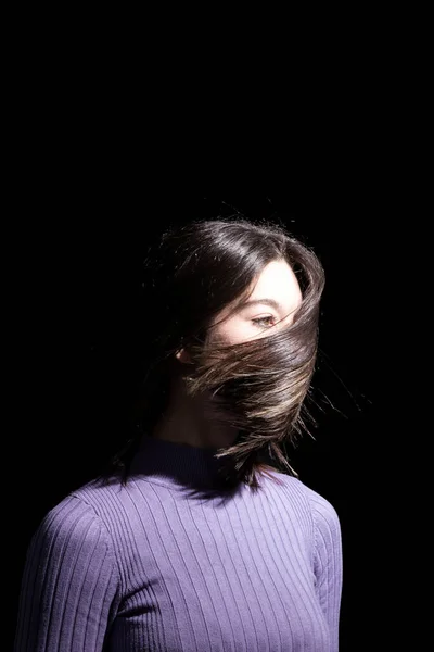 Brunette Femme Déplaçant Ses Cheveux Avec Fond Noir — Photo