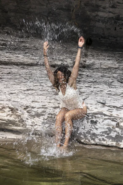 Brunette Vrouw Zitten Oever Van Een Berg Meer Spatten Zichzelf — Stockfoto