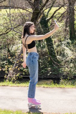 Patenli esmer kadın selfie çekiyor.