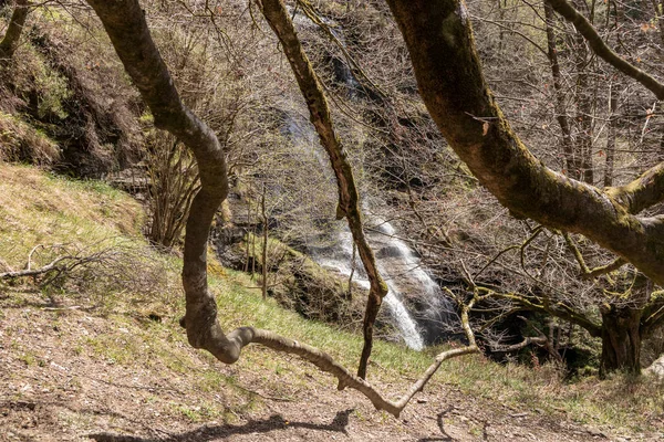 Cascada Uguna Entre Los Árboles — Foto de Stock