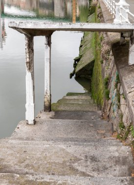 Bilbao 'daki nehre giden merdivenler