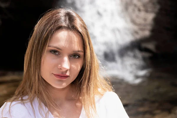 Porträt Einer Hübschen Blonden Frau Einem Wasserfall — Stockfoto