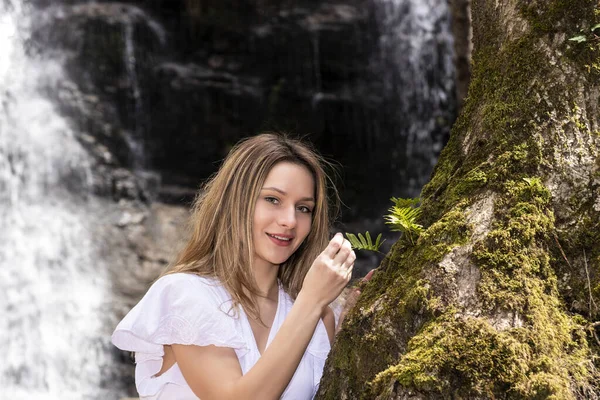 Mujer Rubia Sonriente Bosque Con Una Cascada — Foto de Stock