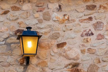 Ortaçağ köyünde, Costa Bravo 'daki dostların taş duvarındaki fener.