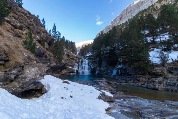 Водопад Национальном Парке Ордеса Испанских Пиренеях Зимой — стоковое фото