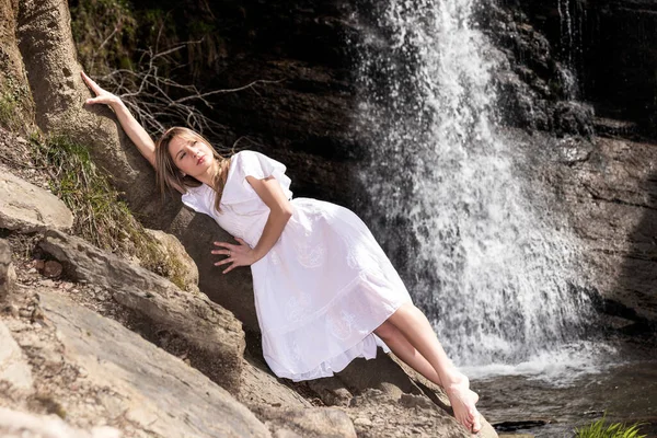 Woman Lying Waterfall White Dress — Stock Photo, Image