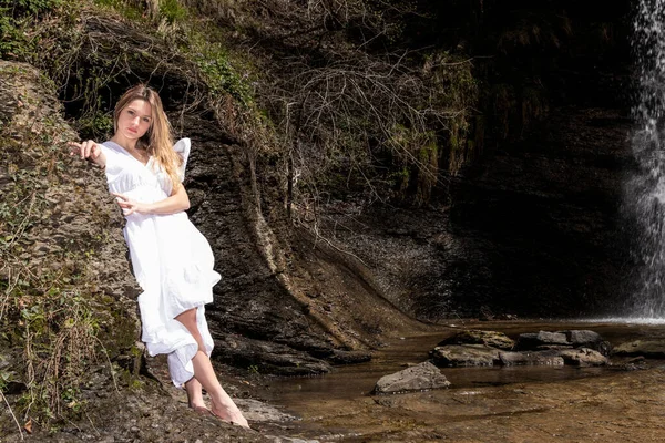 Mujer Rubia Con Vestido Blanco Río —  Fotos de Stock