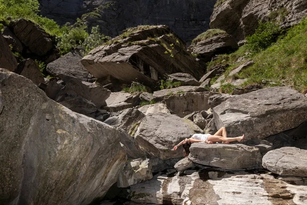 Mujer Vestida Blanco Acostada Sobre Unas Rocas Arbusto — Foto de Stock