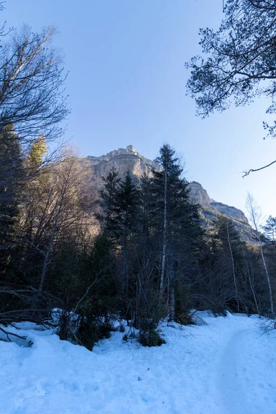 Sentiero Innevato Nel Parco Nazionale Dell Ordesa Con Montagne Sullo — Foto Stock