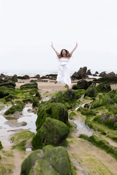 Vrouw Witte Jurk Springen Het Strand — Stockfoto