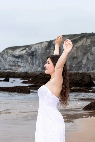 Jong Brunette Vrouw Verhogen Van Haar Armen Het Strand Een — Stockfoto