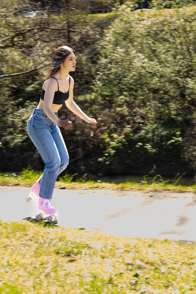 Brünette Frau Mit Rosa Rollschuhen Park — Stockfoto